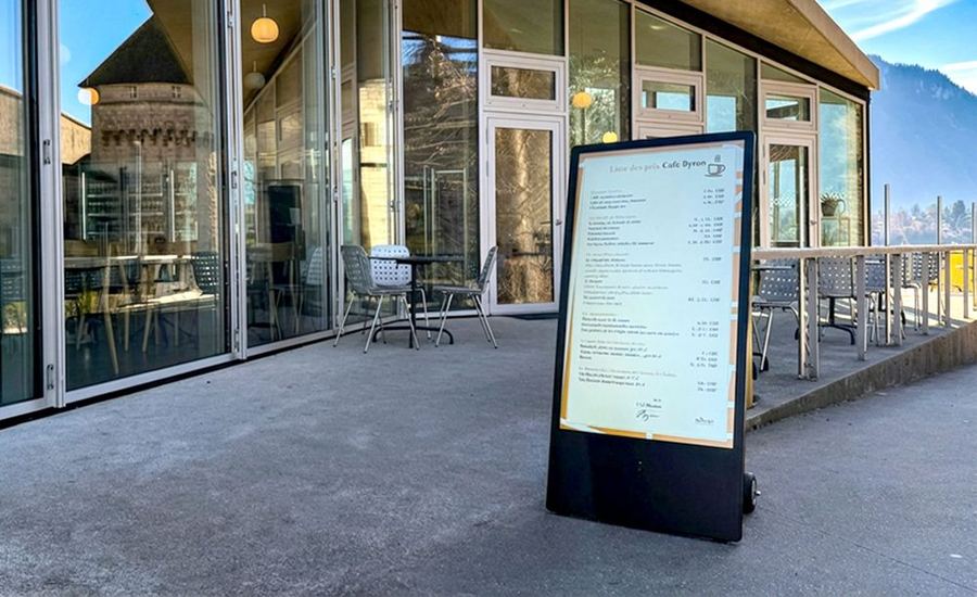 Écrans Pixium en salle au Café Byron