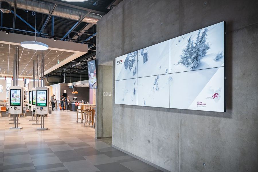 Mur d'écrans diffusant des informations régionales, Restoroute d'Yvorne